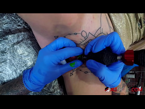 ❤️ Sully Savage-k izugarri tatuatu zuen klitorian tatuaje bat egin zuen ❤️❌ Porno %eu.watchhentai.ruan ️❤